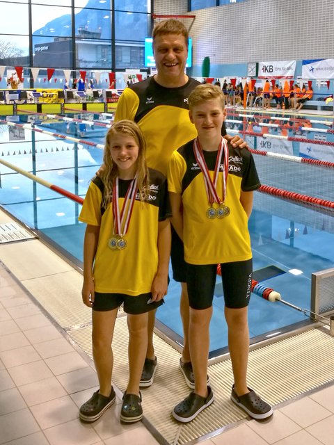 Trainer Pepi Mair mit Theresa Riepler und Nico Tabernig. | Foto: SUOT