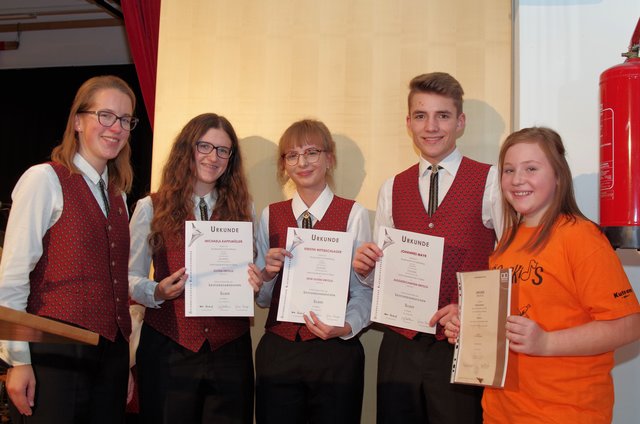 Jugendreferentin Katharina Kapplmüller, Michaela Kapplmüller, Kerstin Wittibschlager (beide Querflöte), Johannes Mayr (Trompete) und Marlene Dammayr (Horn). | Foto: MV Schwertberg