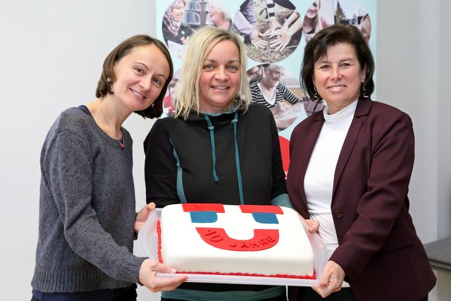 (V. li.) Adela Perte, Nicole Sonnleitner und Landesrätin Birgit Gerstorfer mit der Geburtstagstorte anlässlich 10 Jahre ULF.
