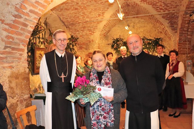 Mit Elisabeth Brenner hat Stift Rein jetzt eine Stiftshistorikerin. Abt Philipp Helm und Prior Martin Höfler überreichten die Urkunde. | Foto: Edith Ertl