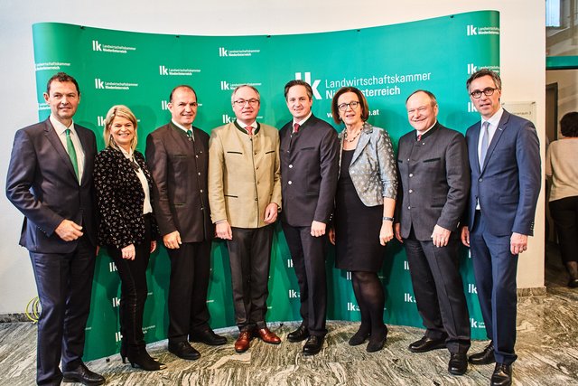 Gratulationen an den neue gewählten LK-Präsidenten (v.l.): Kammerdirektor Franz Raab, Landtagsabgeordnete und Bauernbunddirektorin Klaudia Tanner, Vizepräsident Otto Auer, LH-Stellvertreter Stephan Pernkopf, Präsident Johannes Schmuckenschlager, Vizepräsidentin Theresia Meier, Landeskammerrat und ehemaliger Präsident Hermann Schultes, Bauernbund-Präsident Georg Strasser.
