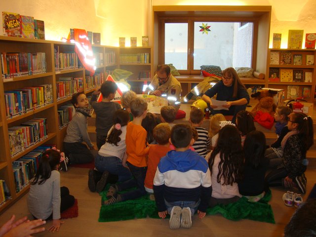 Die Schülerinnen und Schüler waren begeistert von der Geschichte von Finn dem Feuerwehrelch, gelesen von Michaela Noll und den Ausführungen von Kdt. Sebastian Atzl