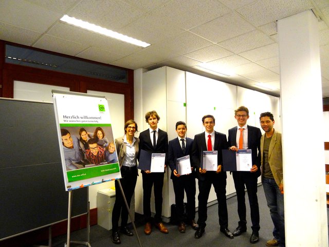 Frau Direktor Mag. Bärbel Jungmeier, Kilian Strauß, Benjamin Kikinger, Thomas Käppl, Xaver Spaun, Trainer Mag. Christoph Tomasek. | Foto: Piaristengymnasium Krems
