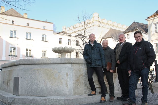 Lokalaugenschein beim restaurierten Brunnen auf dem Schürerplatz mit Kulturamtsleiter MMag. Gregor Kremser, Restaurator Engelbert Hadeyer, Bürgermeister Dr. Reinhard Resch und Konservator DI Franz Beicht (Bundesdenkmalamt), von links. | Foto: Stadt Krems