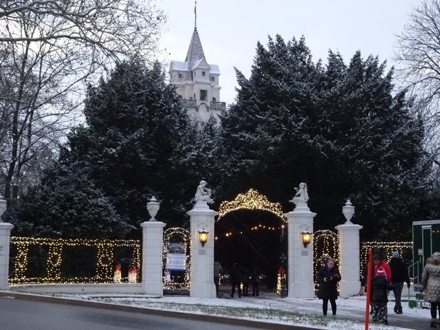 Advent in Ebreichsdorf:
Hier sieht man das weihnachtlich geschmückte Eingangstor zum Schlosspark Ebreichsdorf, im Hintergrund den Schlossturm.
Der Ebreichsdorfer Advent beginnt.