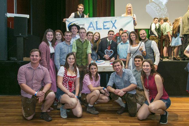 Eine Abordnung aus dem Heimatsprengel und –bezirk gratulierten Alexander Bernhuber dazu mit einer Überraschung sehr herzlich. | Foto: Landjugend