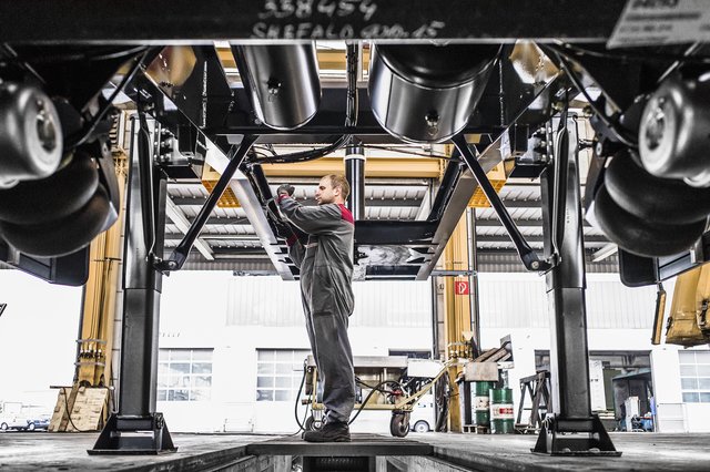 140 Mitarbeiter arbeiten am Schwarzmüller Standort in Wels, dessen Umbau vor kurzem abgeschlossen wurde. Die Gesamtkosten beliefen sich dafür in diesem Jahr auf eine halbe Million Euro.  | Foto: Schwarzmüller Gruppe