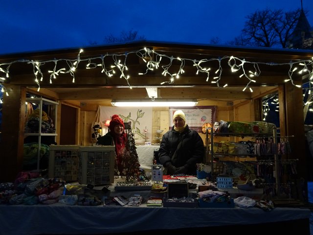 Der weihnachtlich geschmückte Stand von Frau Afritsch &amp; Frau Schneider-Schrei, Schmuck und Accessoires