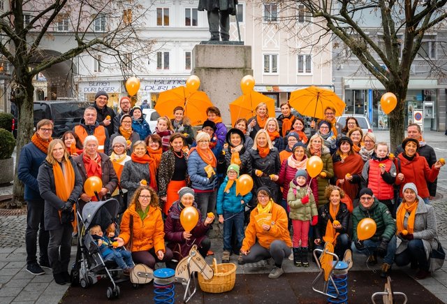 Im Rahmen der Kampagne  "Orange the World" posierten die Mitglieder des Soroptimist Clubs Ried am Stelzhamerplatz für ein Foto in Orange. | Foto: Highfoto Erwin Berghammer