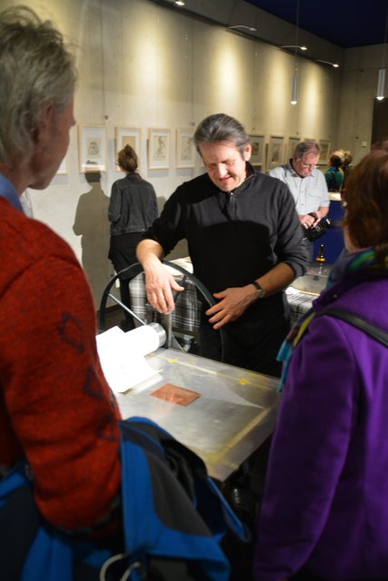 Josef Prescher führte vor, wie eine Radierung entsteht und gedruckt wird.