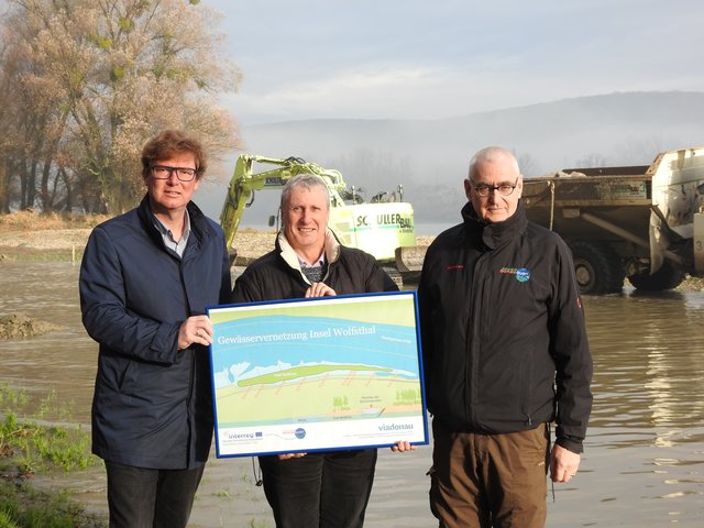 Donau: Startschuss zur Revitalisierung der Insel Wolfsthal mit Hans-Peter Hasenbichler (viadonau), Wolfsthals Bgm. LABG. Gerhard Schödinger und Nationalpark Donau-Auen Direktor Carl Manzano. | Foto: © bme