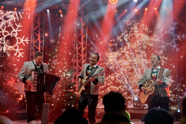 Die Jungen Zillertaler sangen ihren Weihnachtslied "Wenn der Christbaum brennt".
