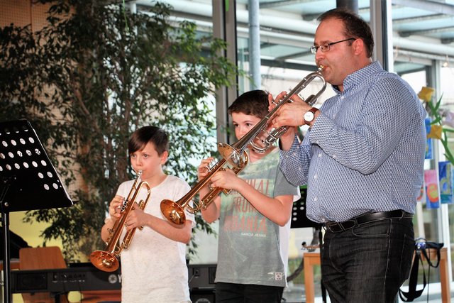 Musikschuldirektor Willi Berghold lädt mit Schülern und Lehrern zum Adventkonzert der Musikschule Fernitz-Mellach. | Foto: Edith Ertl