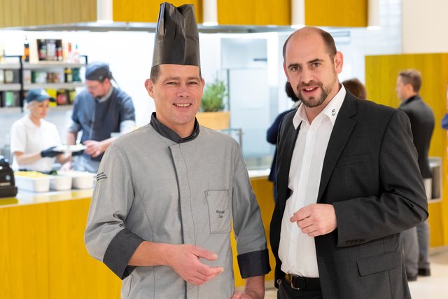 Küchenchef Richard Lier und Gastroleiter Stefan Wögerer  | Foto: Schedl/Eurest