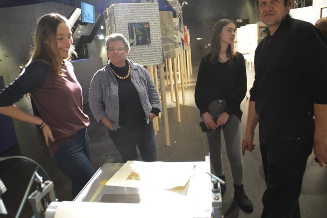 Auch die Kufsteiner Gymnasiasten, hier mit Künstlerin &amp; Pädagogin Margaretha Langer, waren an der Radier- und Drucktechnik interessiert.