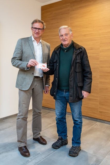 Gutschein-Übergabe: Chr. Holzer (l.) mit W. Hiesel