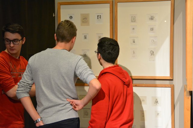 Auch einige Kufsteiner Schulen nutzten die Chance sich die Ausstellung anzusehen, hier ISK-Schüler an den "Exlibris".