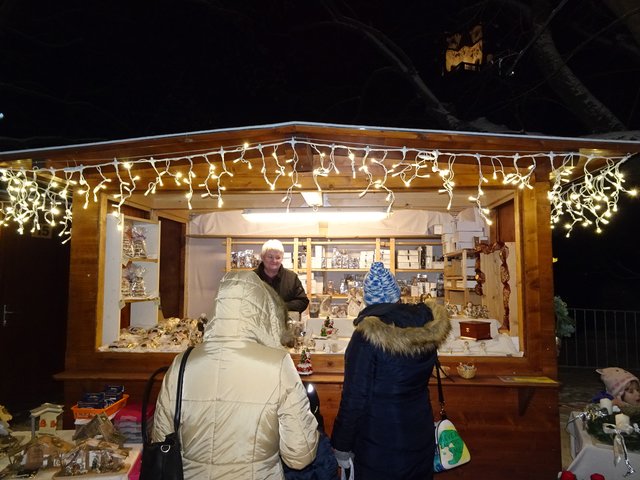 Der weihnachtlich geschmückte Stand von Frau Pekarek mit kunsthandwerklichen Geschenkideen ...