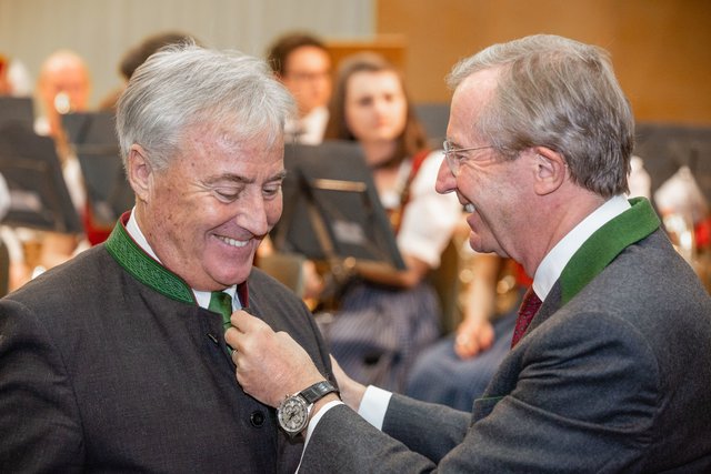 Landeshauptmann Wilfried Haslauer verlieh dem längstdienenden Bürgermeister Peter Nindl das Ehrenzeichen des Landes.