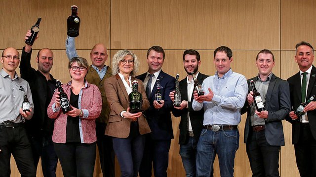Im Bild von links: Gerhard Jax/Syndicate Brewers, Andreas Weilhartner/Beer Buddies, Margit Ehrensperger/Eder Bräu, Alexander Sengstbratl/Bratl Bräu, Waltraud Leitner/Schlossbrauerei Weinberg, Markus Reitinger/Stiftsbrauerei Schlägl, Felix Schiffner/Biergasthaus Schiffner, Markus Thaller/Brauerei Hofstetten, Manuel Rosinger/Almbräu Aviva, Johannes Leitner/Braucommune in Freistadt
  | Foto: V. Weihbold/OÖN