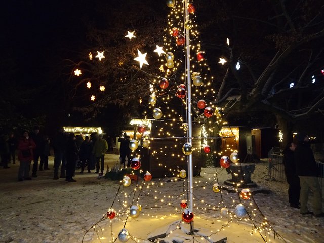 Der Weihnachtsbaum beim Ausgang.