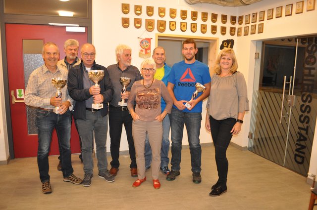 Die glücklichen Gewinner des Flaurlinger Dorfschießens mit Bgm. Brigitte Praxmarer (r.)