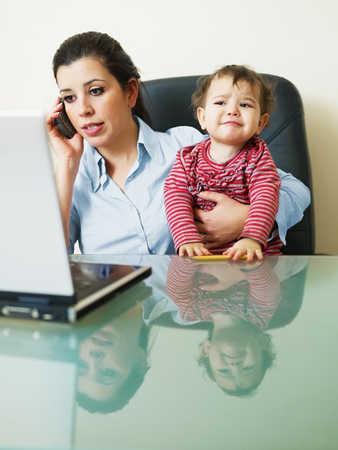 Bleibt auch in nächster Zeit ein heißes Thema, besonders für Frauen: Arbeit und Kindererziehung unter einen Hut zu bringen. | Foto: panthermedia.net/diego_cervo