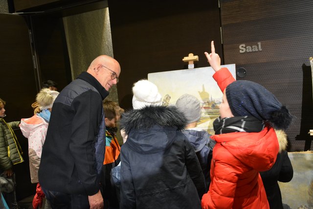 Franz Bode mit Volksschülern auf "Städtetour" durch Pickerts Gemälde