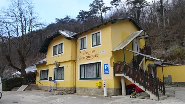 Ausgangspunkt ist der gegenüberliegende Parkplatz bei der Cholerakapelle und dem nahegelegenen Gasthaus.