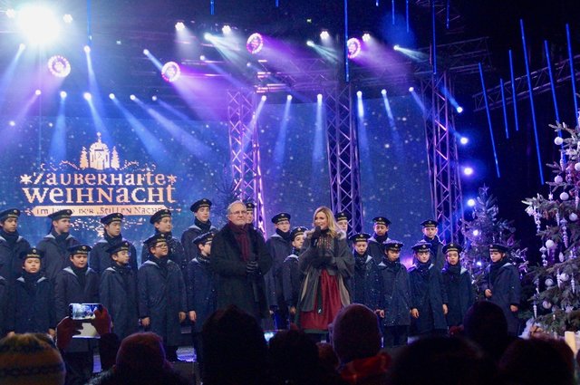 Sonja Weissensteiner und Harald Krassnitzer begrüßten mit den Wiener Sängerknaben die Zuschauer der Aufzeichnung zur Zauberhaften Weihnacht 2018.