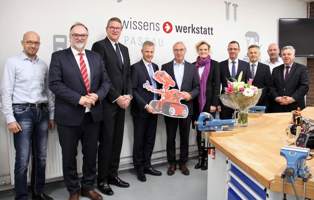Wechsel in der Leitung des Trägervereins der wissenswerkstatt Passau: Gernot Hein (4.von links) übernimmt von Dr. Manfred Schwab (rechts daneben) den Vorsitz im Vorstand. (Von links) wiwe-Leiter Ralf Grützner, Oberbürgermeister Jürgen Dupper, Schatzmeister und stellv. Vorsitzender der wissenswerkstatt, Alexander Seeliger sowie Dr. Jutta Krogull Geschäftsführerin der Geschäftsstelle Passau des bayme,  Bayerischer Unternehmensverband Metall und Elektro e. V., Regierungsdirektor Armin Diewald vom Landratsamt, Werner Lang, Wirtschaftsreferent der Stadt Passau, Andreas Schinhärl von Knorr Bremse aus Aldersbach und Dr. Achim Dilling, Kanzler der Universität Passau, gratulierten.
 | Foto: Wiwe