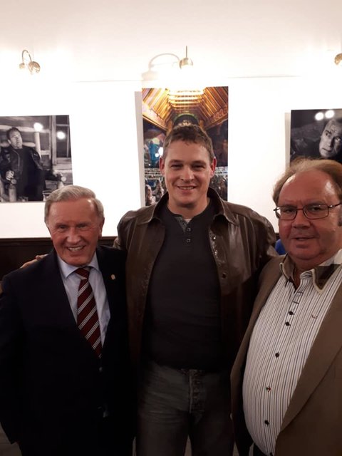 Fotokünstlers Ferdinand Krainer (m.) zeigt Arnie von einer neuen Seite. | Foto: P. Urdl
