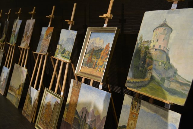 Ölgemälde, zumeist Landschaften und Stadtszenen.