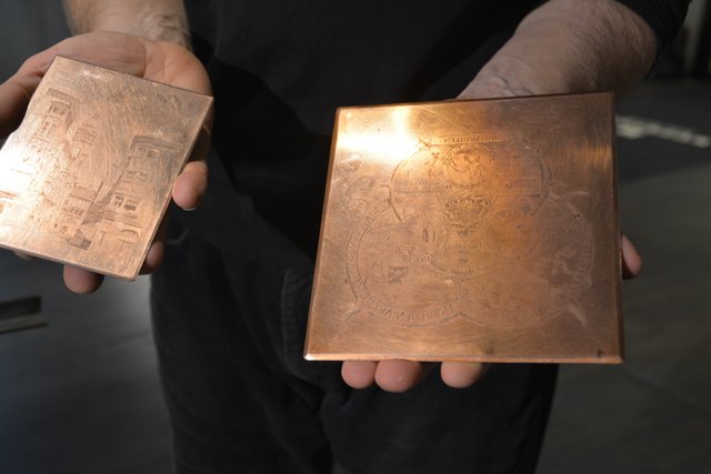 Links: Das Goldene Dachl in der Innsbrucker Altstadt.
Rechts: Graphik zu Gräueln der Nazi-Zeit wider das Vergessen.