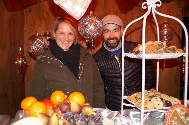 Elisabeth und Daniel waren mit einem Keks-Stand vor Ort. 