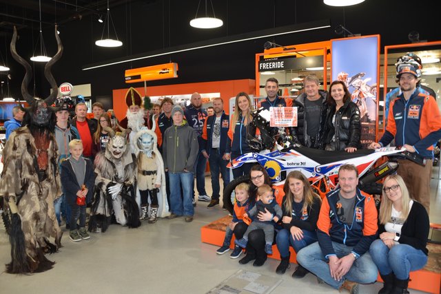 Am Nikolaustag wurde im KTM-Flagshipstore Walzer auch eine nigelnagelneue KTM 450 Rallye an den neuen Besitzer Wolfgang Maier aus Spittal an der Drau übergeben. Fotos: Pfister