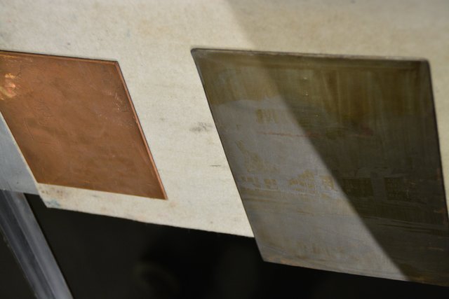 Auf den originalen Druckplatten, Viele seit Jahrzehnten unberührt, lassen sich die Motive im rechten Licht erahnen.