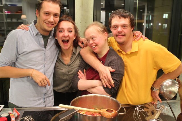 Freizeit inklusive: Nico und Sandra begleiten Sophie und Alex (v.l.) und andere Menschen mit Lernschwierigkeiten bei ihren Freizeitaktivitäten.