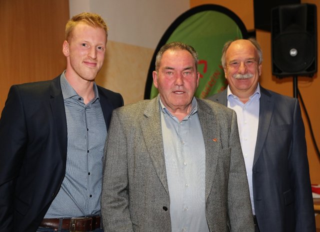 Feierliche Übergabe der Obmann-Funktion beim ASKÖ Schiverein Neuzeug: Philipp Bramberger folgt auf Fritz Chocholaty; im Bild mit Siernings Bürgermeister Manfred Kalchmair. | Foto: Markus Ledermann