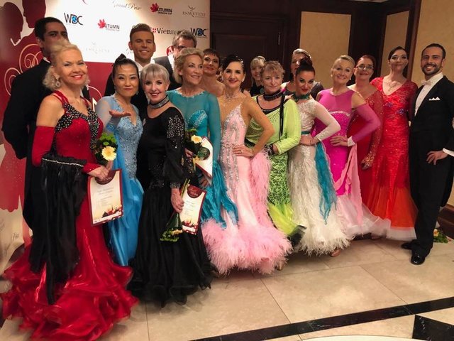 Die eleganten Roben der Standard-Damen unterstreichen das Schweben übers Parkett! Und die Herren sind im Frack wahre Gentlemen! Die ProAm Austria Mannschaft ist glücklich! Erika und Peter gewannen auch das Standard Scholarship bei internationaler Konkurrenz! | Foto: ProAm Austria via FB