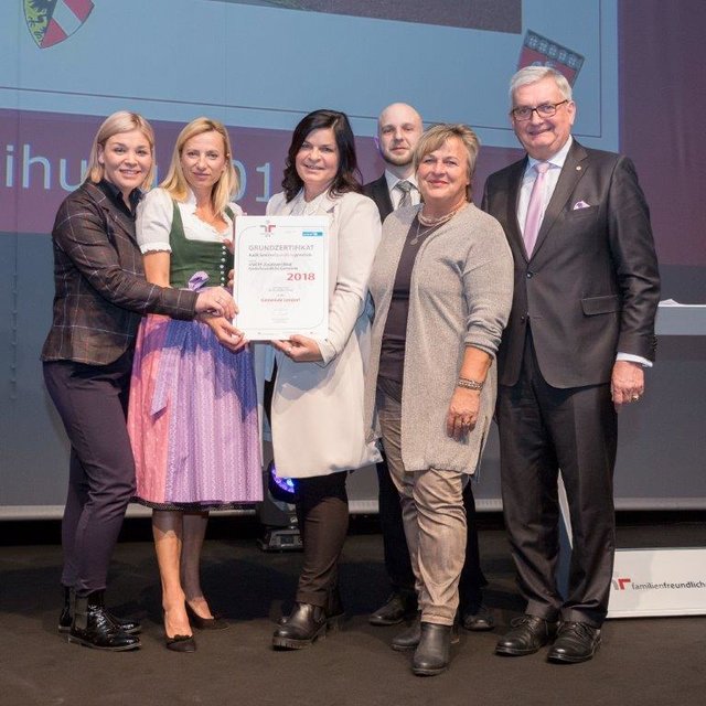 Bürgermeisterin Marika Lagger-Pöllinger (3.v.li.) bei der Zertifikatsverleihung für die "familienfreundlichegemeinde" | Foto: Lagger-Pöllinger