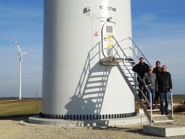 Mario Wohanka (Geschäftsführer WindLandKraft Firmengruppe), Wolfgang Peischl (VP-Bürgermeister Zistersdorf), Gregor Erasim (Mehrheitseigentümer WindLandKraft Firmengruppe), Helmut Lehner (VP-Vizebürgermeister Zistersdorf) | Foto: WindLandKraft/Schors