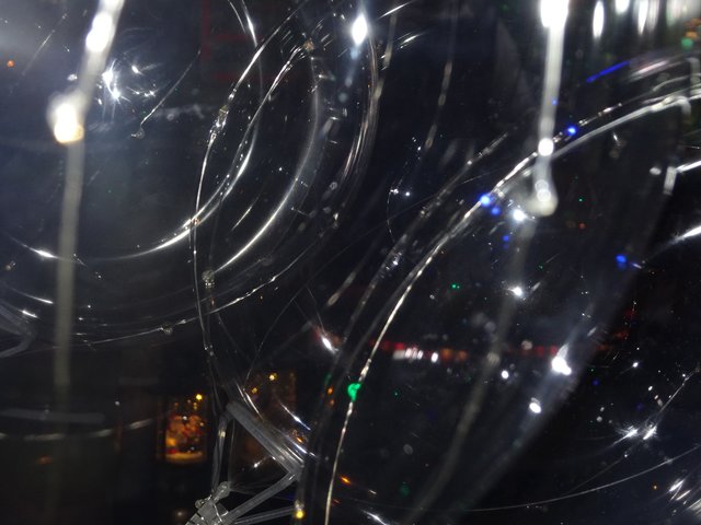 Hier wurde mit Blitz fotografiert ... 
vorne die Plastikkugeln und im Hintergrund die kleinen Laternen (wenn man genau hinsieht, kann man den Inhalt erkennen).