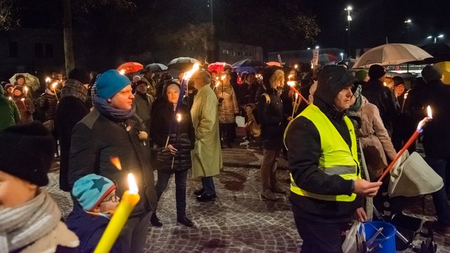 400 Menschen nahmen an der Lichterkette teil.