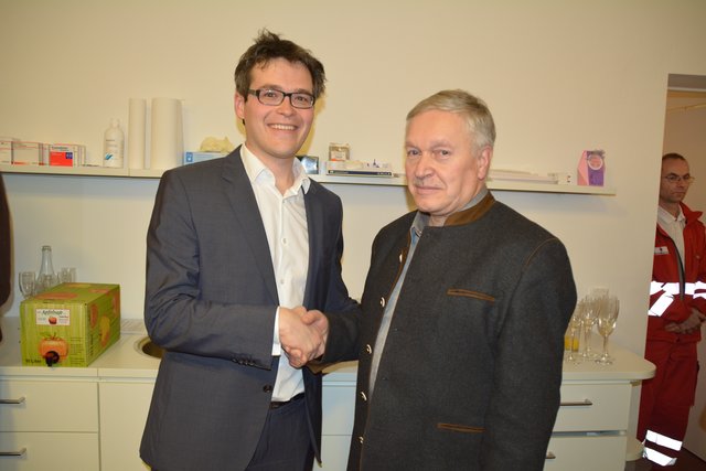 Bürgermeister Gerhard Kirchmaier gratuliert Clemens Binder.