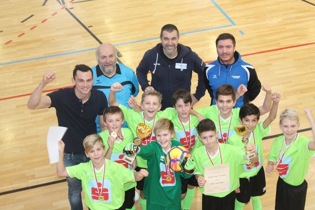 Die Naarner Kicker mit Betreuer Mario Holzer, Schiedsrichter Gerhard Festbauer und den Turnier-Organisatoren Matthias Froschauer und Georg Leitenmayr