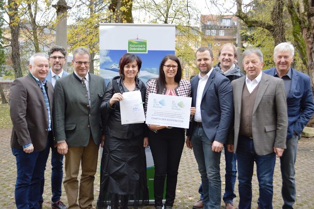 Charta unterzeichnet: Michael Rohr, Bezirksjägermeister Wolfgang Oswald, Robert Heuberger, Petra Oberrauner, Sara Schaar, Christian Hecher, Dominik Cremer-Schulte, Erich Kessler, Oskar Tscherpel (Naturpark Rat, Vorsitzender)
 | Foto: Büro LR Schaar