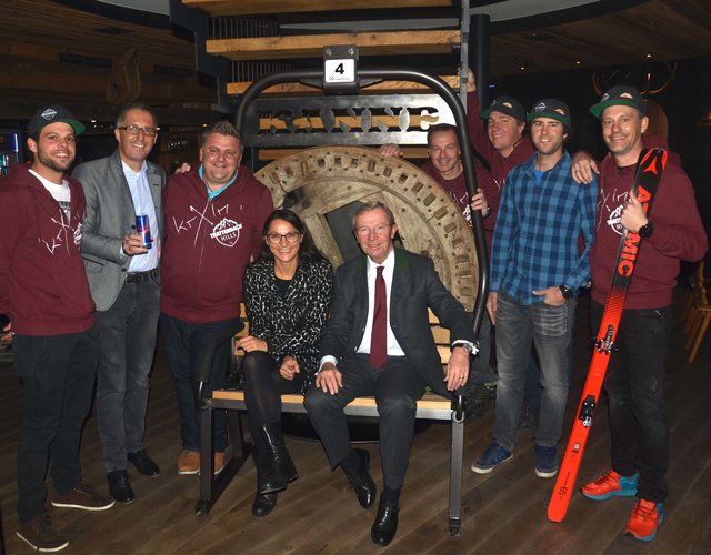 Landeshauptmann Wilfried Haslauer mit Sparkassendirektorin Gertrud Schwab, Sparkassenvorstand Christoph Hirscher (2. v. l.), Hans Peter Kreidl (re.) und dem Team.