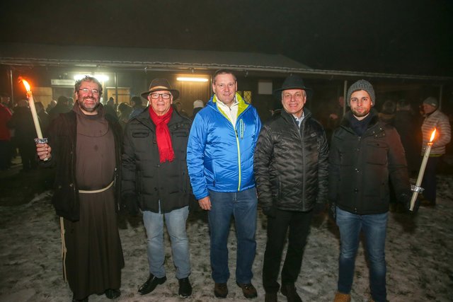 Ehrengäste beim Adventschwimmen | Foto: FOTOKERSCHI.AT / HANNES DRAXLER