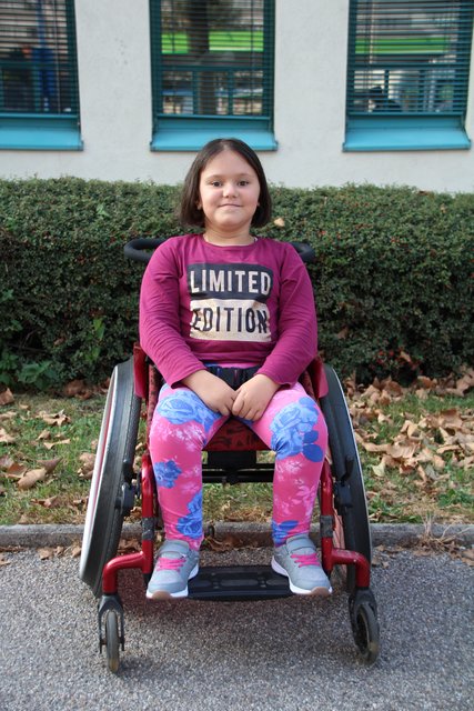 Amela aus dem Rollstuhl zu heben, wird schwerer. 